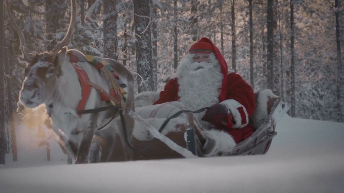 Vánoce nejsou jen o dárcích, vzkazuje Santa ze své kanceláře v Laponsku